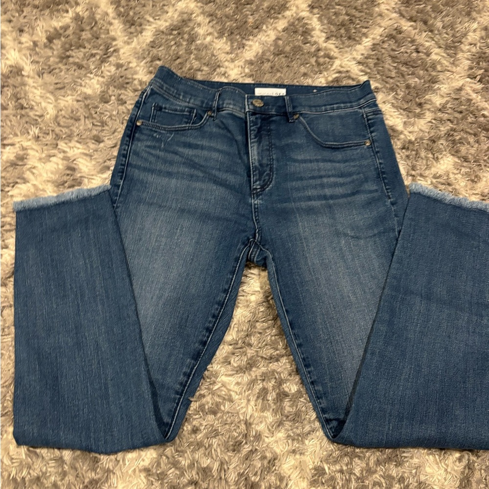 Women's LOFT Blue Demim Jeans - distressed bottoms Size 28/6 NWOT - Picture 1 of 11